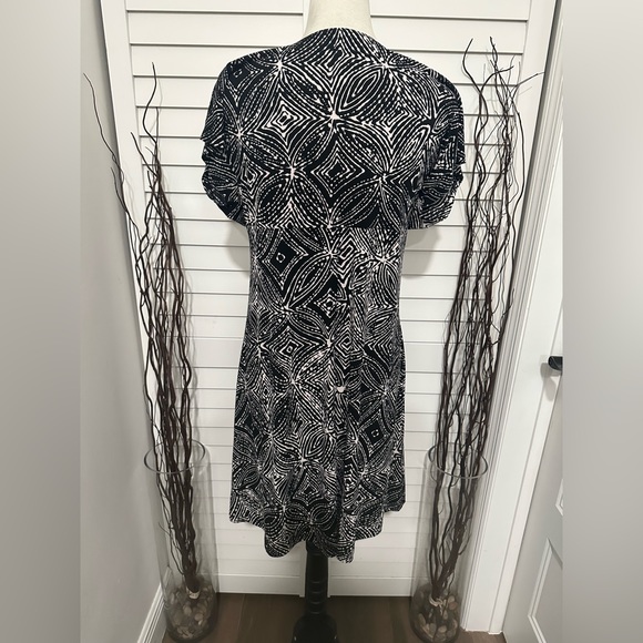 Almost New - Perception Concept V Neck Dress Size XL - Picture 2 of 5